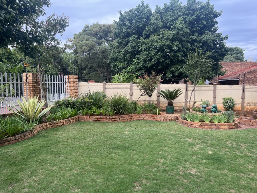 4 Bedroom Property for Sale in Geelhoutpark North West